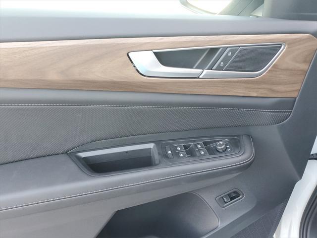 Photo of 2025 Pure White Volkswagen Atlas