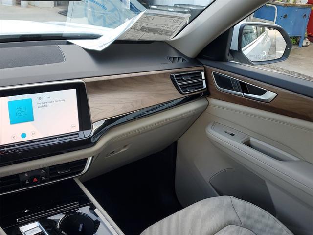 Photo of 2025 Pure White Volkswagen Atlas