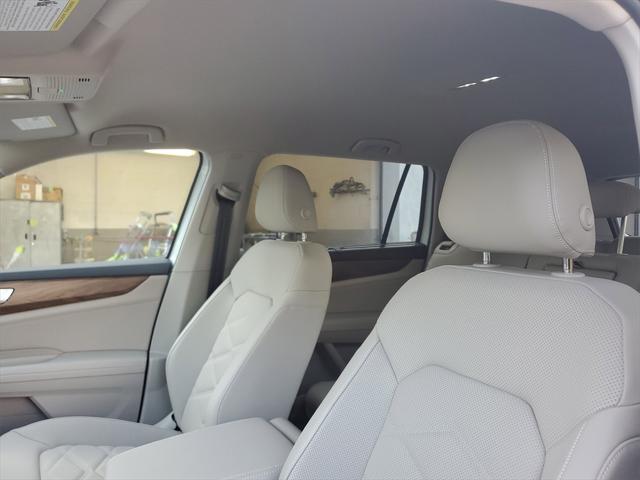 Photo of 2025 Pure White Volkswagen Atlas