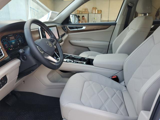 Photo of 2025 Pure White Volkswagen Atlas