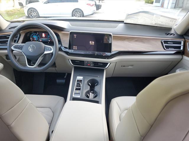 Photo of 2025 Deep Black Pearl Volkswagen Atlas