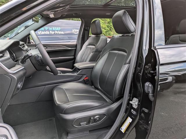Photo of 2025 Diamond Black Jeep Grand Cherokee L