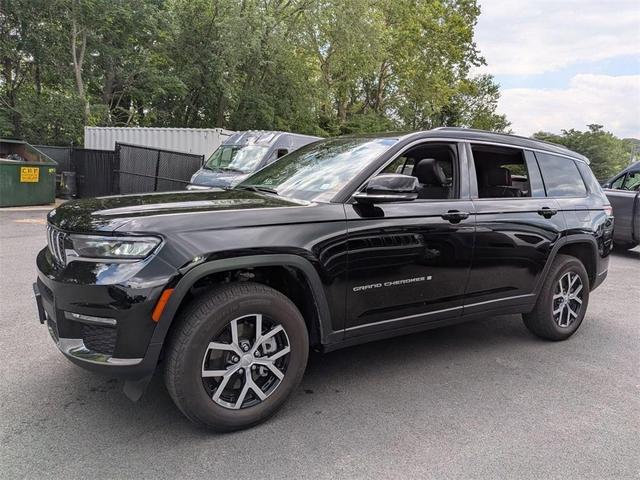 Photo of 2025 Diamond Black Jeep Grand Cherokee L