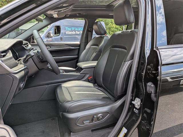 Photo of 2025 Diamond Black Jeep Grand Cherokee L