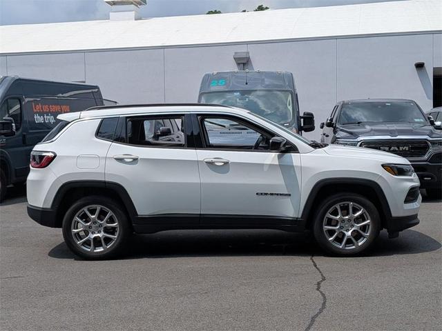 Photo of 2022 Bright White Clearcoat Jeep Compass