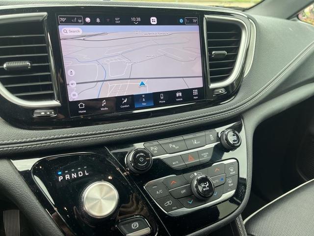 Photo of 2023 Brilliant Black Crystal Pearlcoat Chrysler Pacifica Hybrid