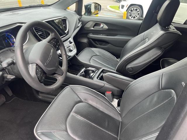Photo of 2023 Brilliant Black Crystal Pearlcoat Chrysler Pacifica Hybrid