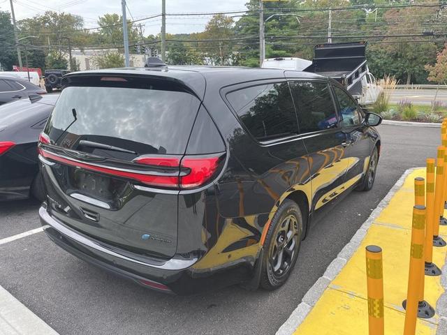 Photo of 2023 Brilliant Black Crystal Pearlcoat Chrysler Pacifica Hybrid