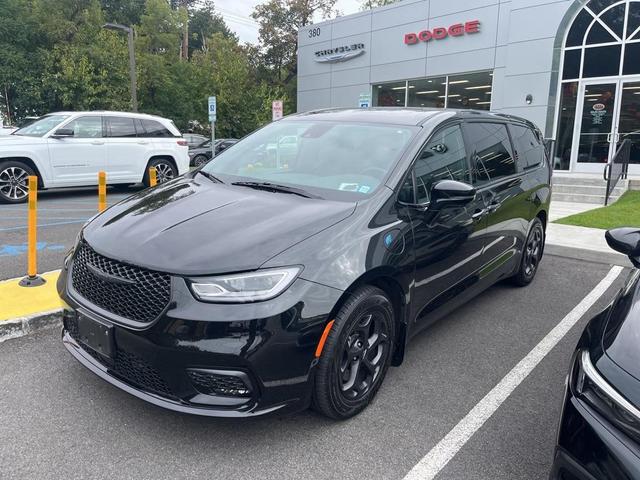 Photo of 2023 Brilliant Black Crystal Pearlcoat Chrysler Pacifica Hybrid
