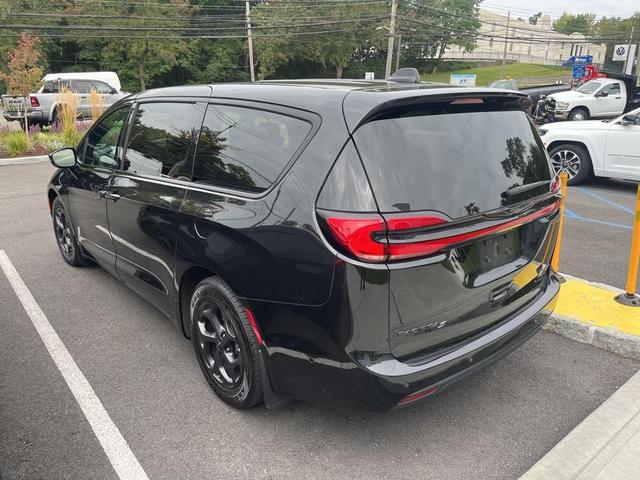 Photo of 2023 Brilliant Black Crystal Pearlcoat Chrysler Pacifica Hybrid