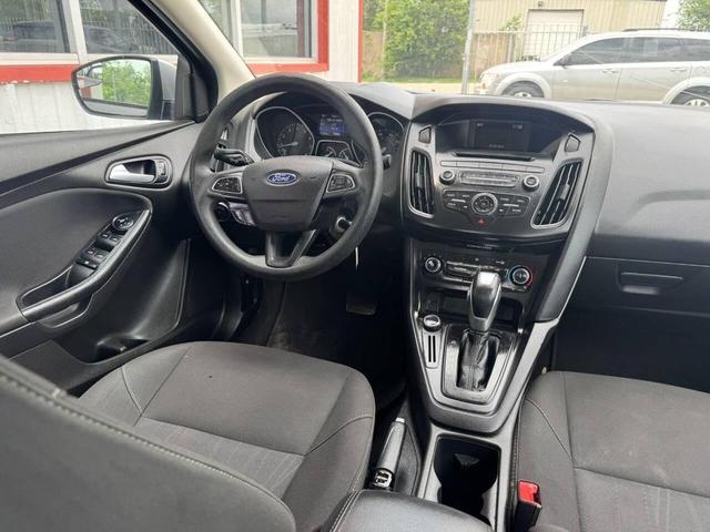 Photo of 2016 Silver Ford Focus