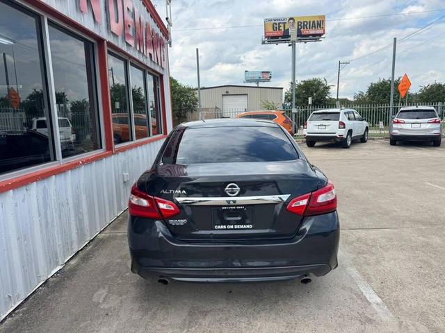 Photo of 2016 Gray Nissan Altima