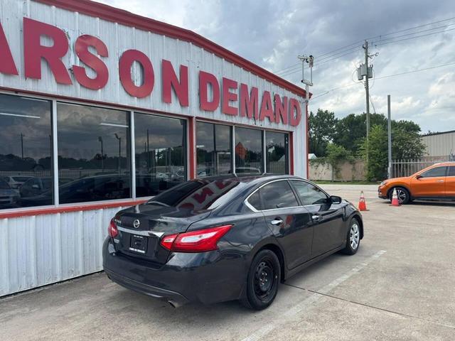 Photo of 2016 Gray Nissan Altima