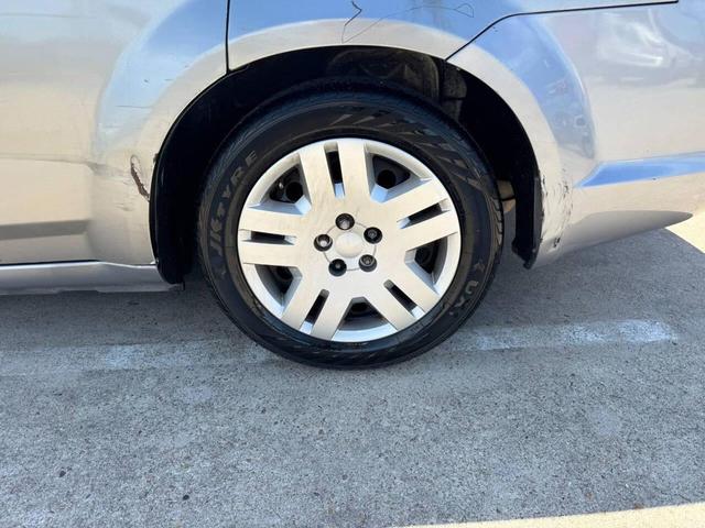 Photo of 2014 Gray Dodge Avenger