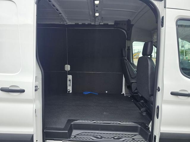 Photo of 2025 Oxford White Ford Transit-250