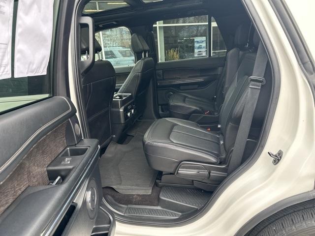 Photo of 2021 Star White Ford Expedition