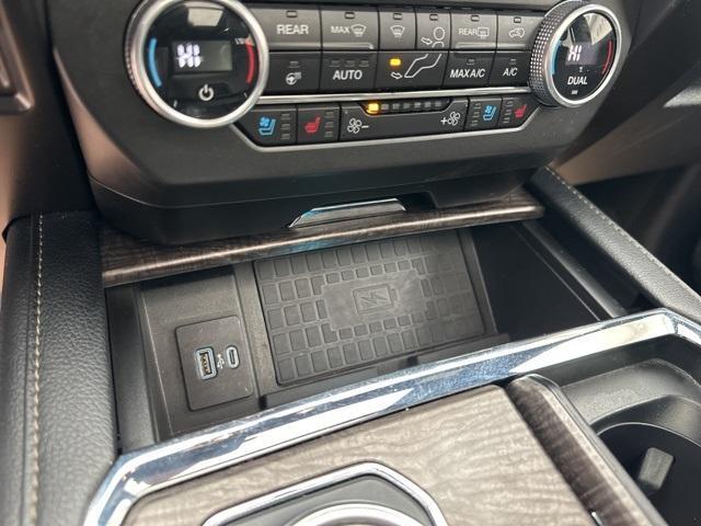 Photo of 2021 Star White Ford Expedition