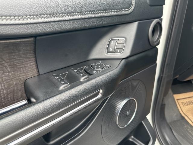 Photo of 2021 Star White Ford Expedition