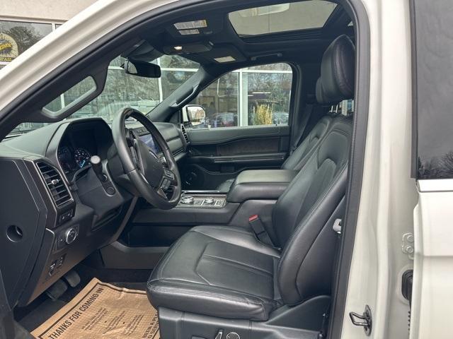Photo of 2021 Star White Ford Expedition