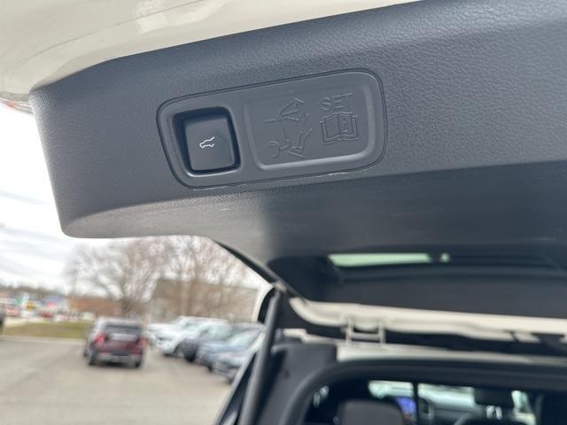 Photo of 2021 Star White Ford Expedition