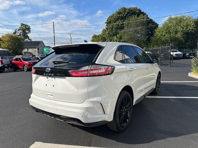 Photo of 2022 Star White Ford Edge