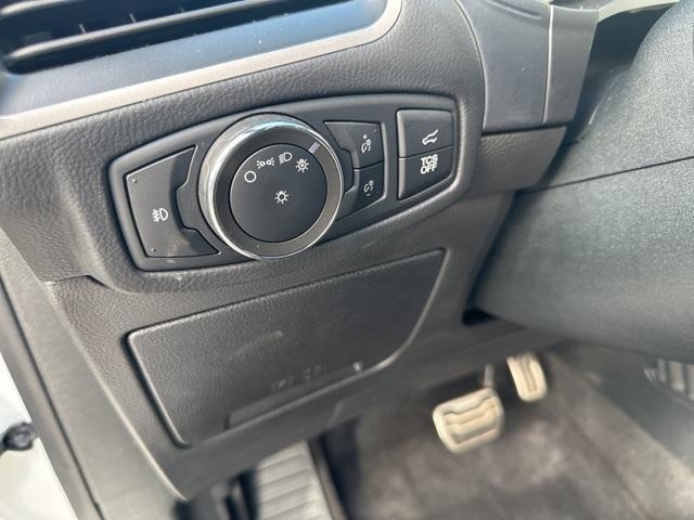 Photo of 2022 Star White Ford Edge