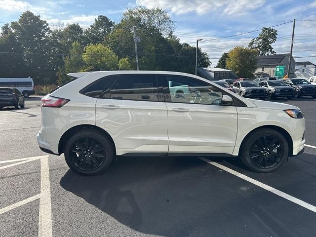 Photo of 2022 Star White Ford Edge