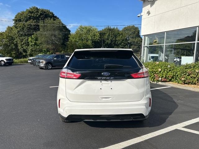 Photo of 2022 Star White Ford Edge