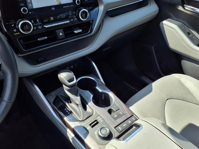Photo of 2020 Moon Dust Toyota Highlander