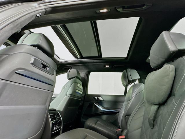 Photo of 2023 Black Sapphire Metallic BMW X7