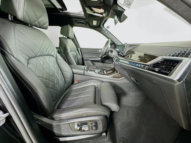 Photo of 2023 Black Sapphire Metallic BMW X7