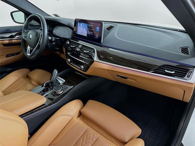 Photo of 2023 Alpine White BMW 530