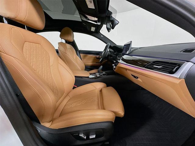 Photo of 2023 Alpine White BMW 530