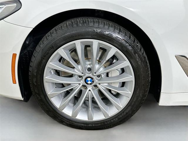 Photo of 2023 Alpine White BMW 530