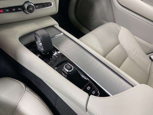 Photo of 2024 Crystal White Volvo XC90