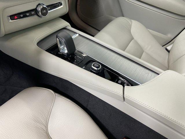 Photo of 2024 Crystal White Volvo XC90