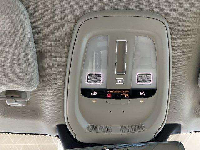 Photo of 2024 Crystal White Volvo XC90
