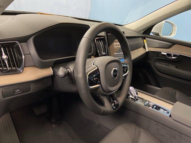 Photo of 2025 Crystal White Volvo XC90