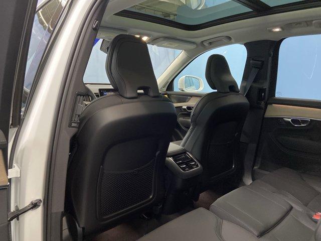 Photo of 2025 Crystal White Volvo XC90