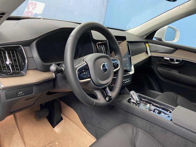 Photo of 2025 Crystal White Volvo XC90