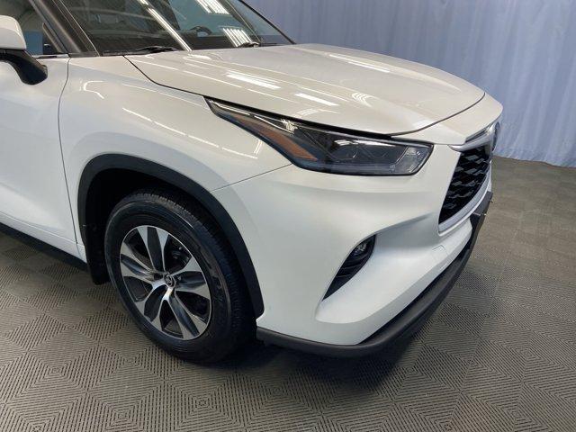 Photo of 2021 White Toyota Highlander