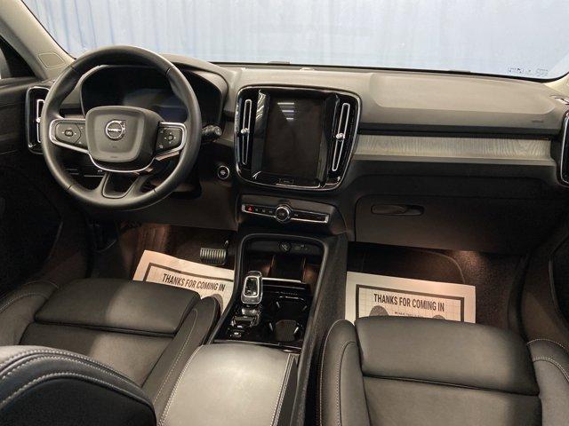 Photo of 2025 Crystal White Volvo XC40