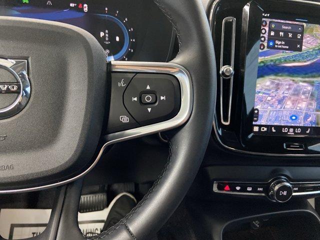 Photo of 2025 Crystal White Volvo XC40