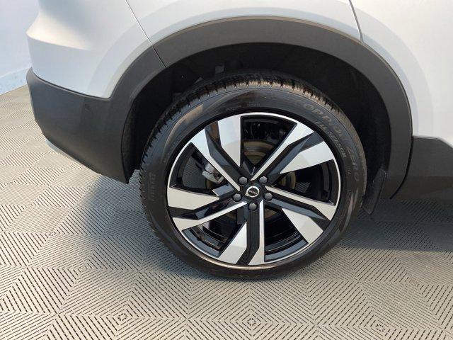 Photo of 2025 Crystal White Volvo XC40