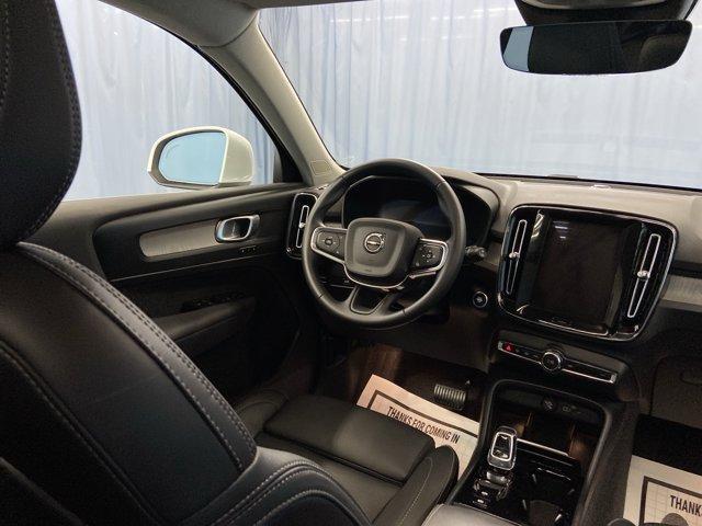 Photo of 2025 Crystal White Volvo XC40