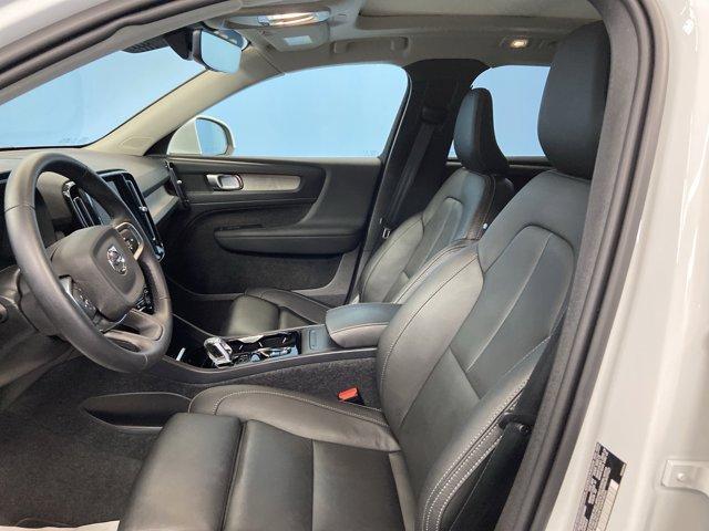 Photo of 2025 Crystal White Volvo XC40