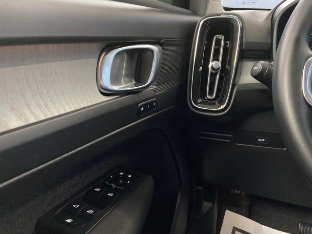 Photo of 2025 Crystal White Volvo XC40