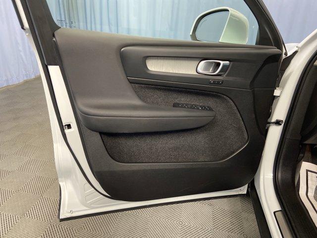 Photo of 2025 Crystal White Volvo XC40