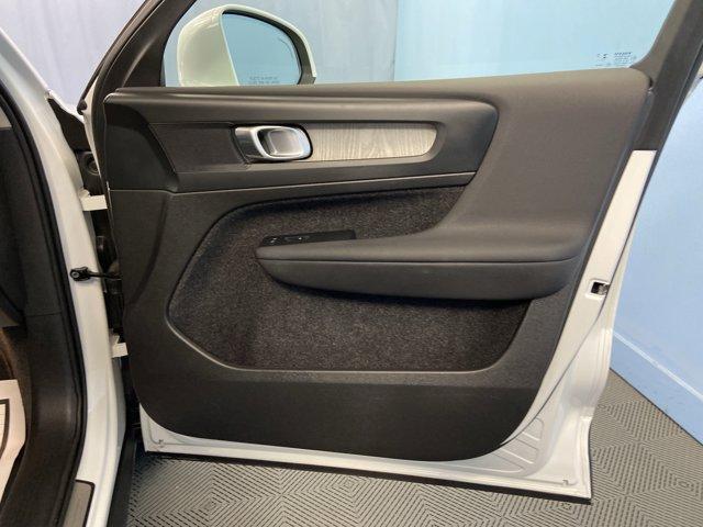 Photo of 2025 Crystal White Volvo XC40