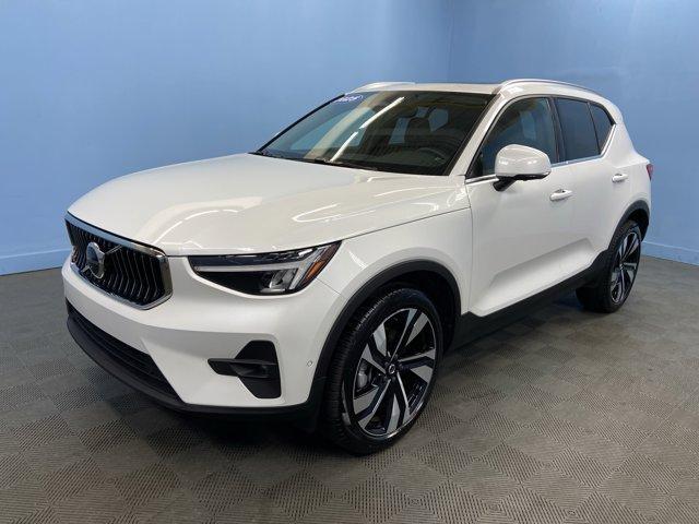 Photo of 2025 Crystal White Volvo XC40